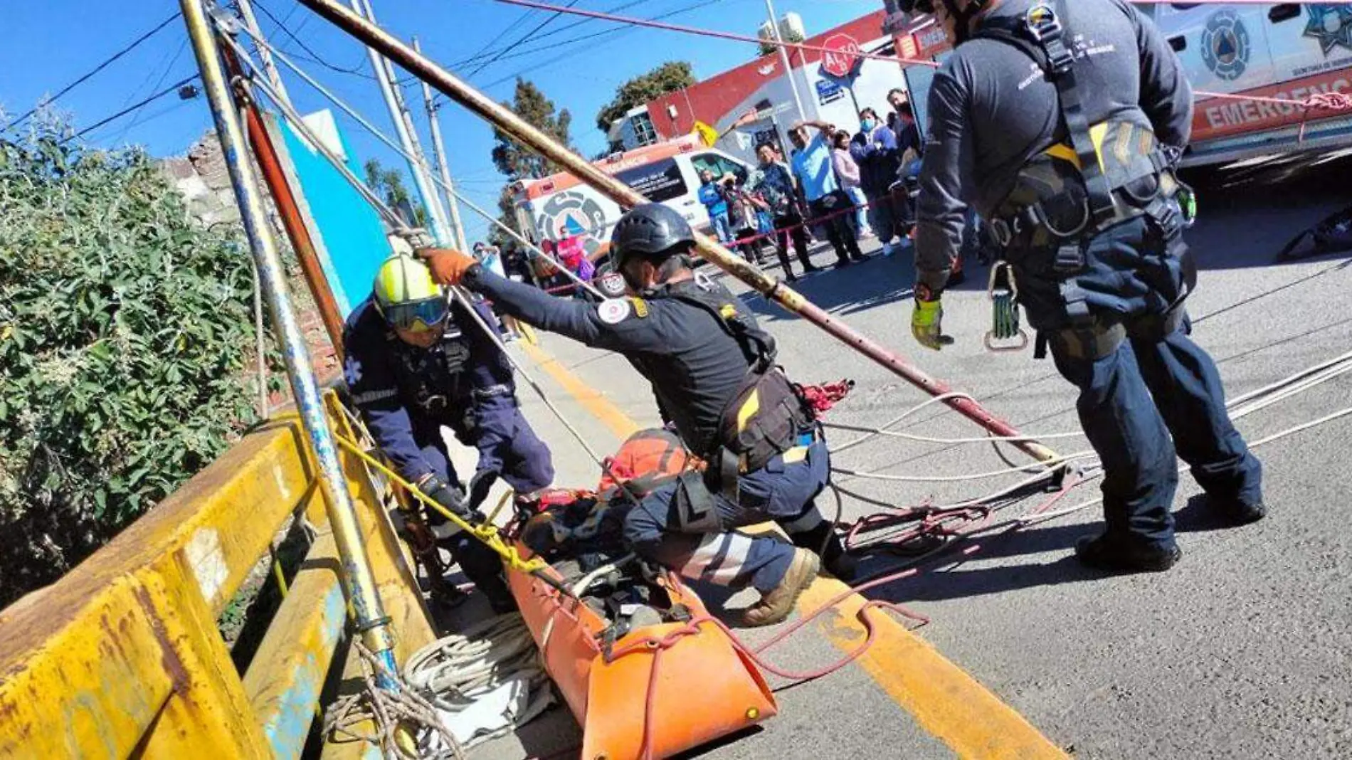 Recolector de PET cae a barranca de la colonia alamos vista hermosa